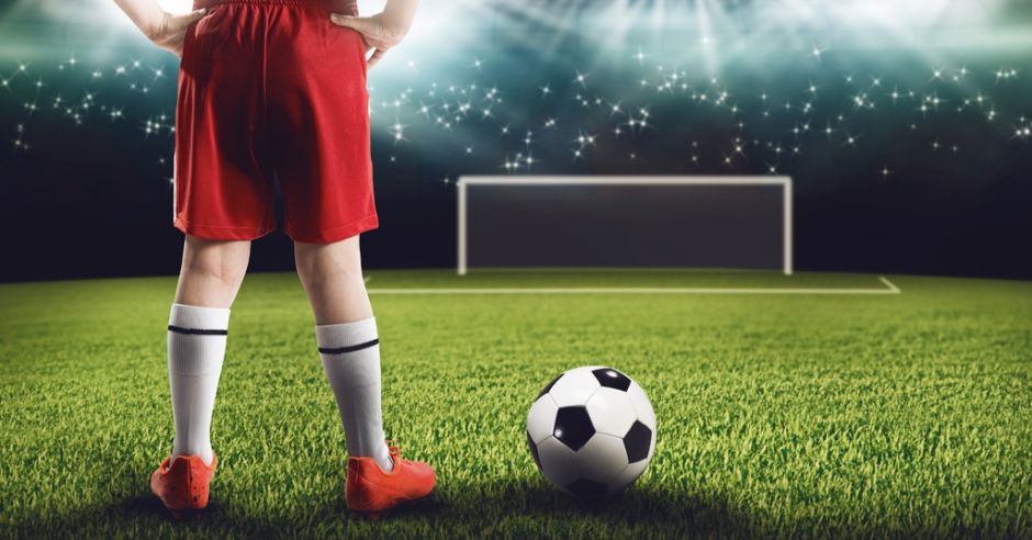 MECZ PIŁKI NOŻNEJ NA STADIONIE MIEJSKIM